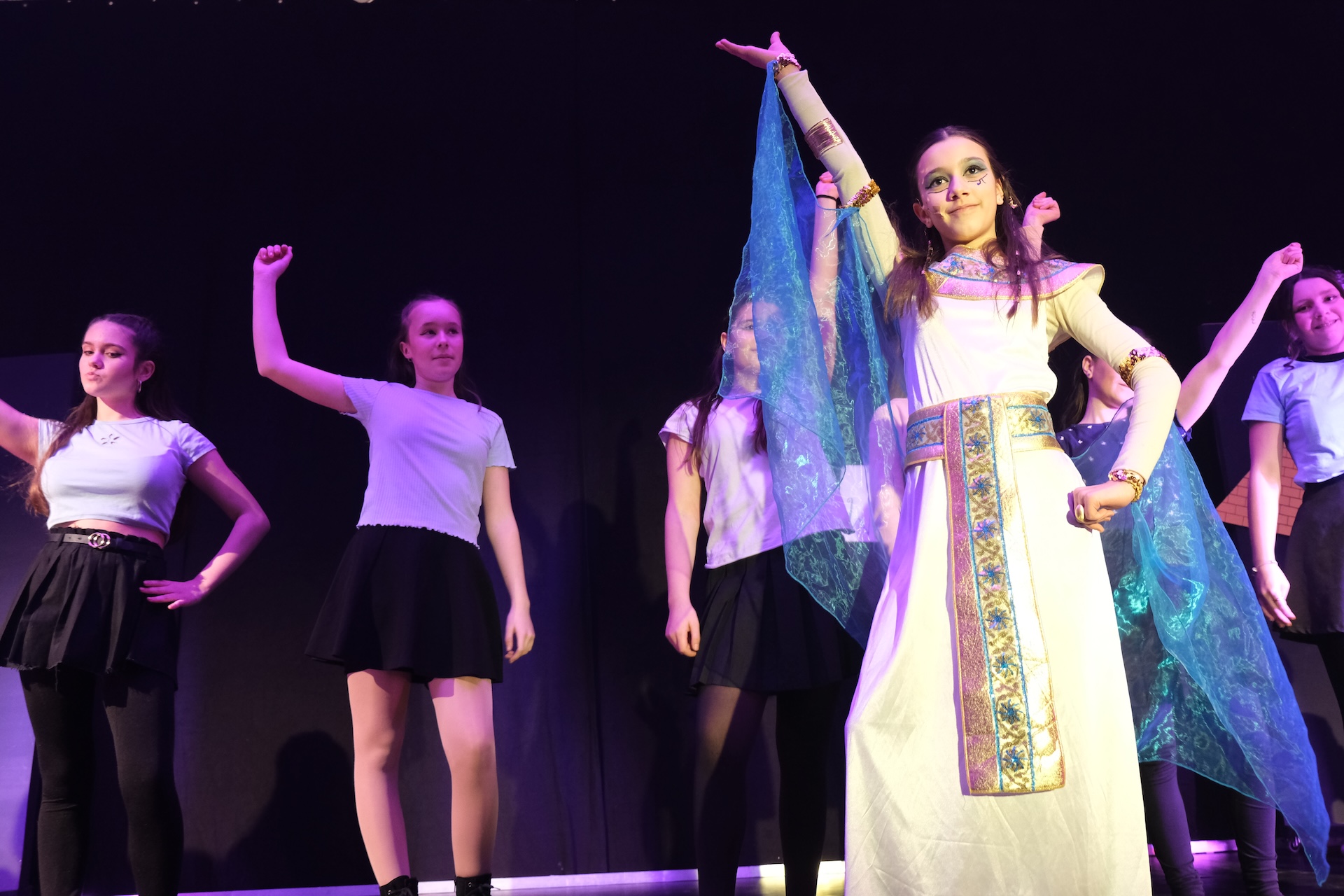 Musical-AG des Landgraf-Ludwigs-Gymnasiums begeisterte mit „Melodien der Zeit“